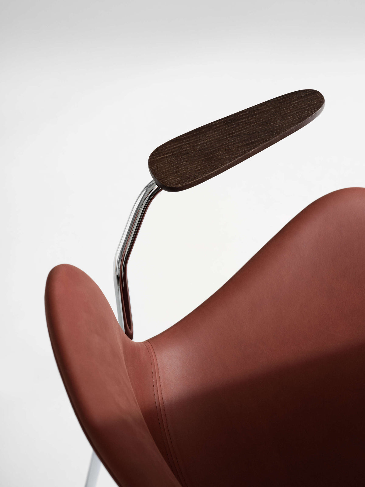 Langue Chair w. Armrest
