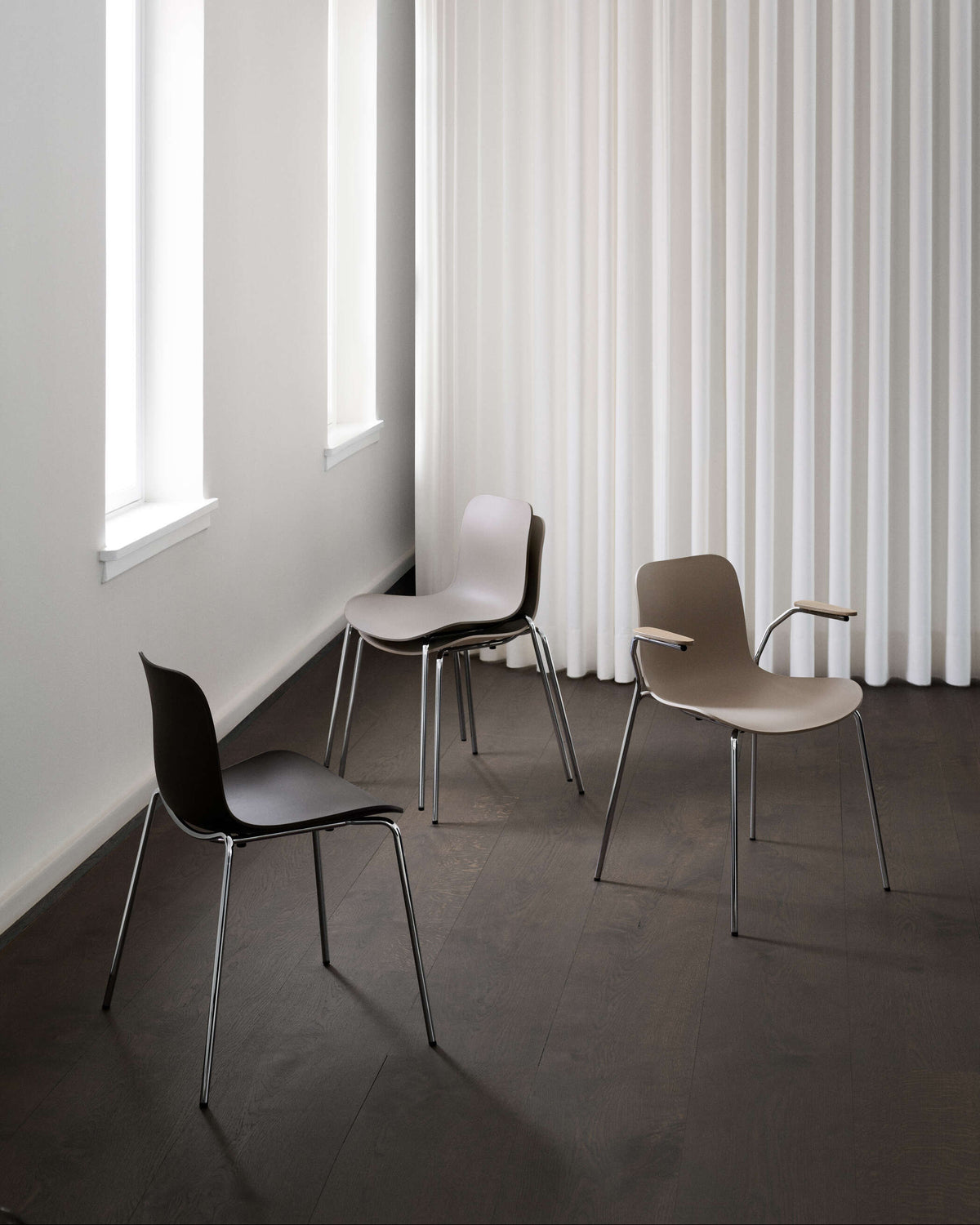Langue Chair w. Armrest