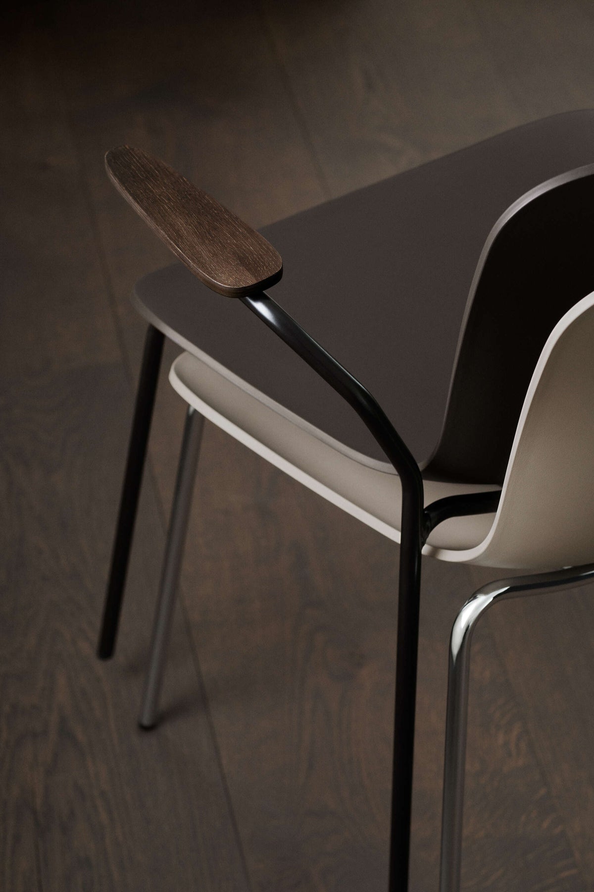 Langue Chair w. Armrest