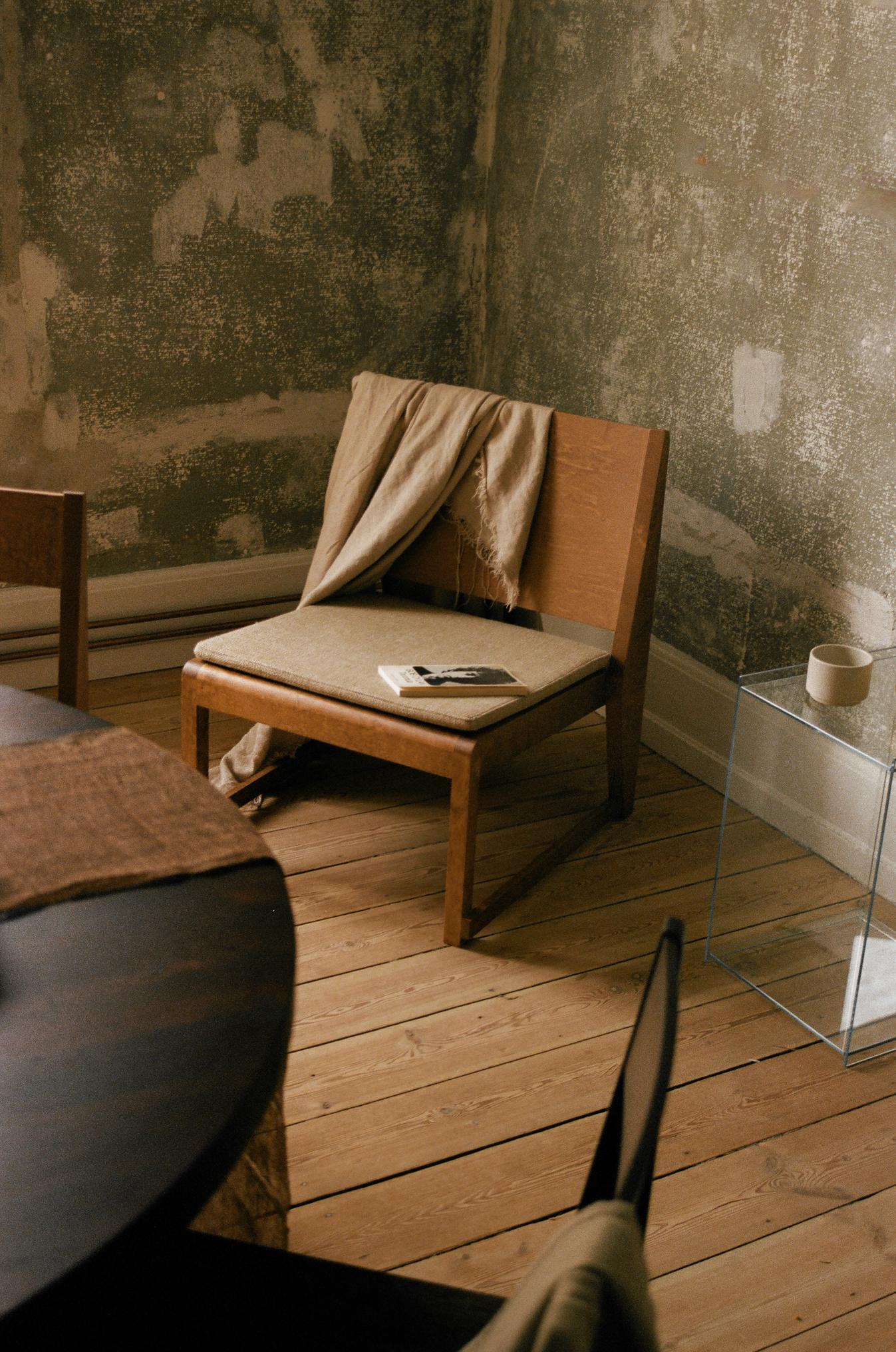 EASY CHAIR 01