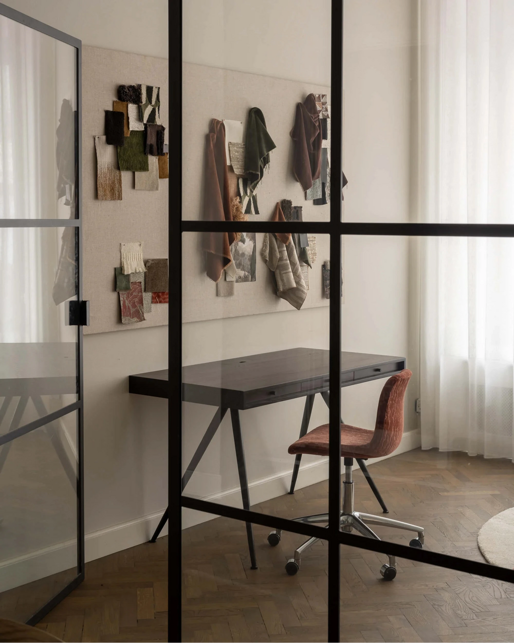 Langue Chair | Work 5 - Star w. Castors