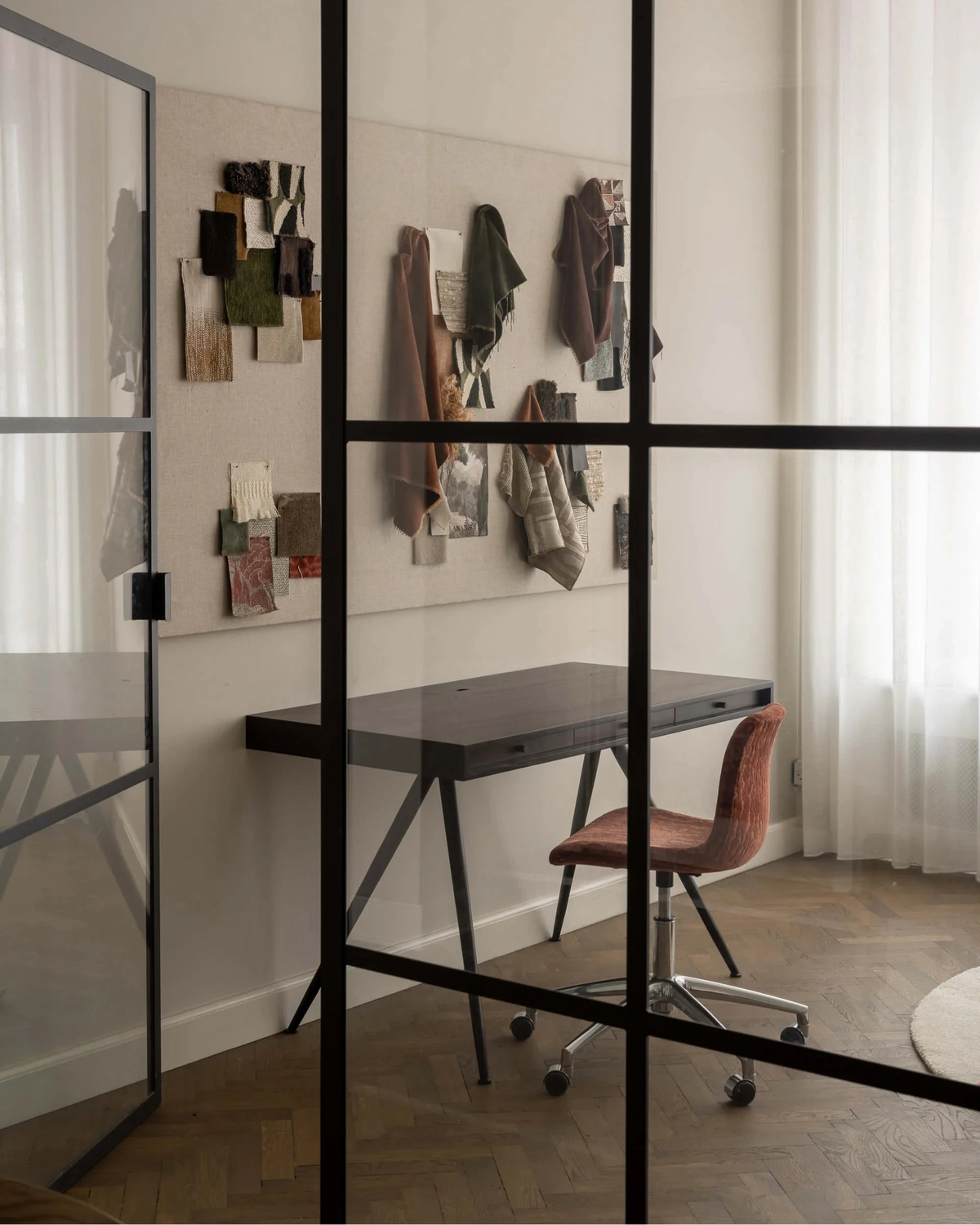 Langue Chair | Work 5 - Star w. Castors
