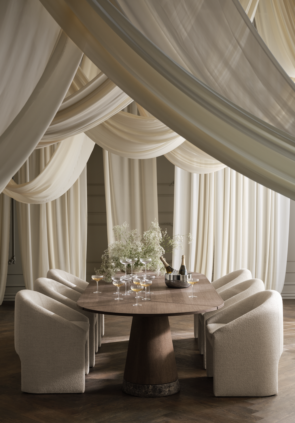 Piro Grand Dining Table
