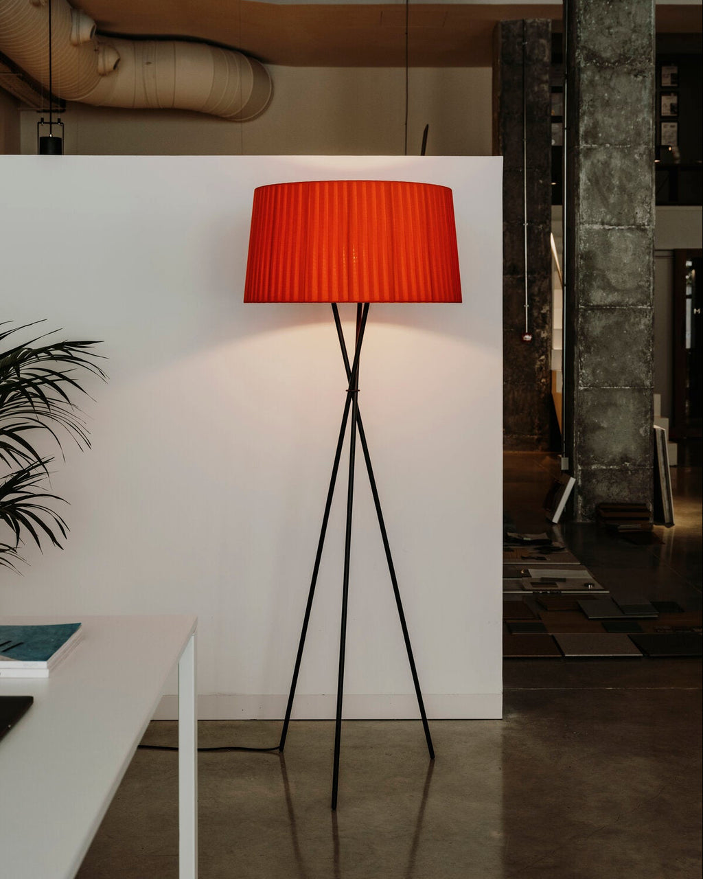 Trípode Floor Lamp