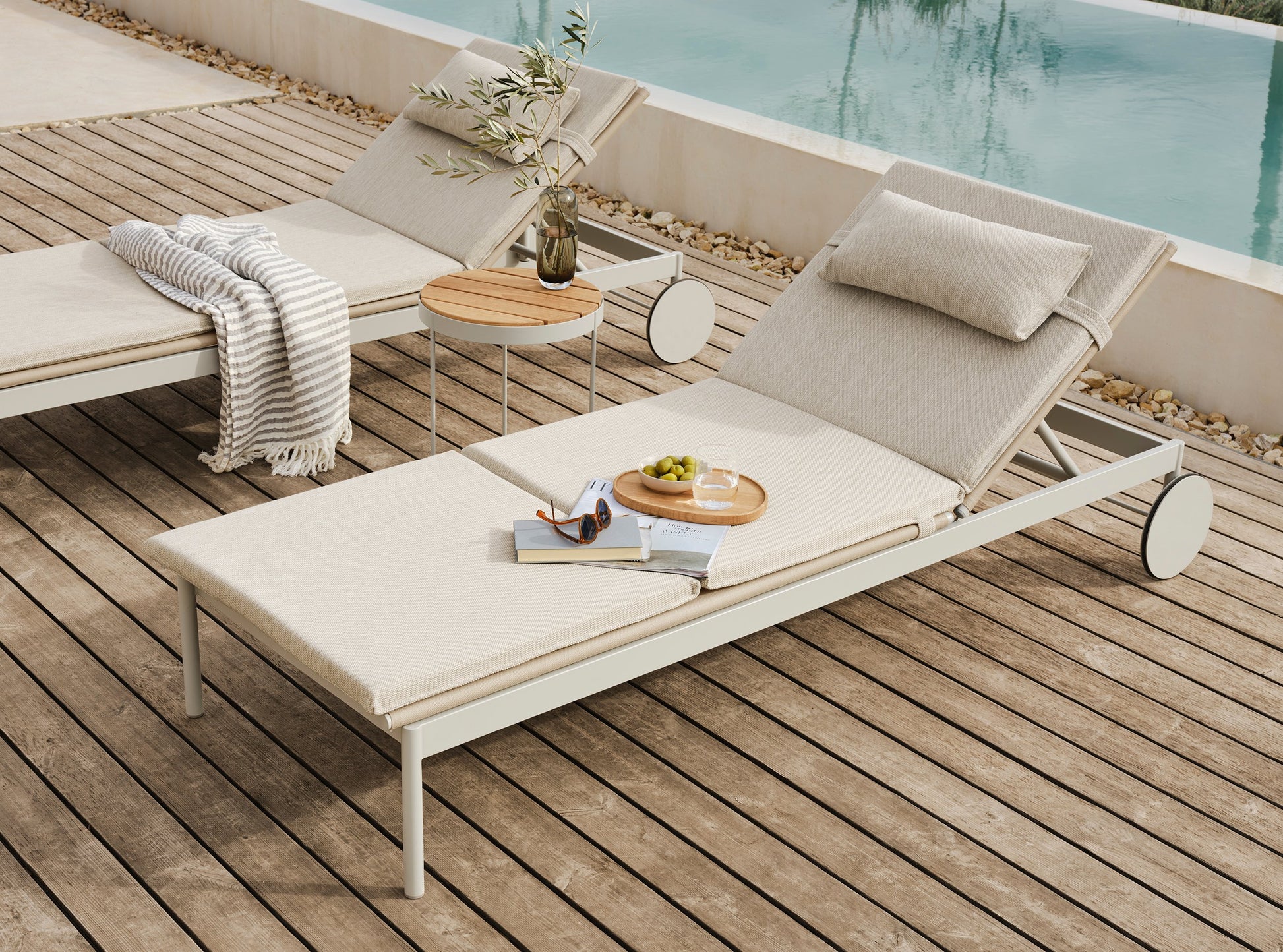 Drum Garden Coffee Table Ø40 x H45 cm / Untreated teak, Solid - Dark grey lacquered steel