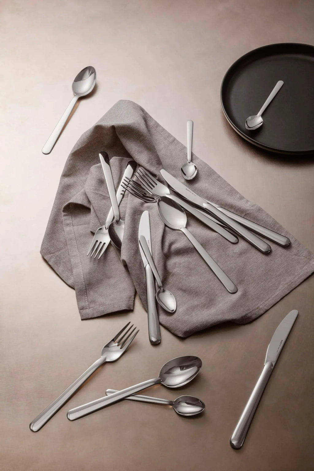 LEGIO NOVA FLATWARE - 16 PCS.