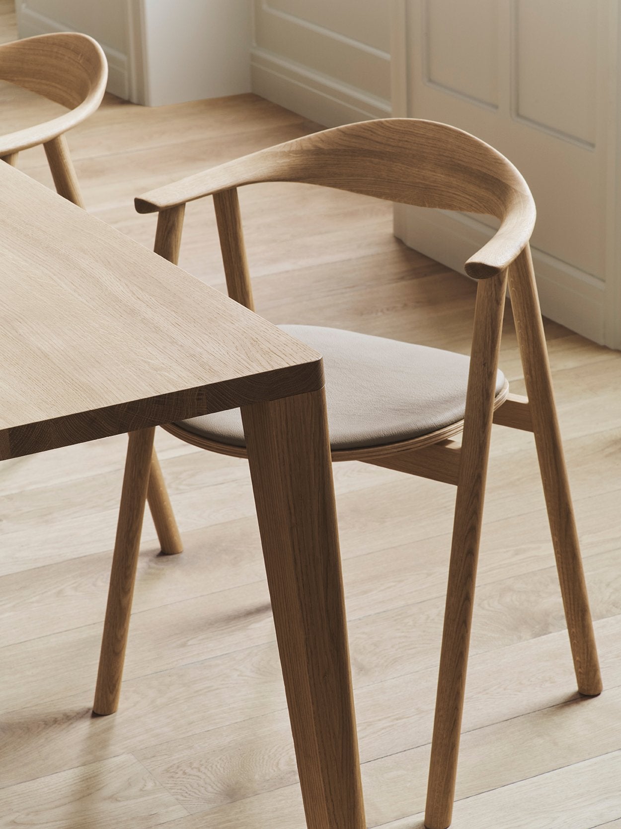 Graceful Grand Table / 390 x 120 cm, 30 mm w. Cable Management, Oiled oak, Solid