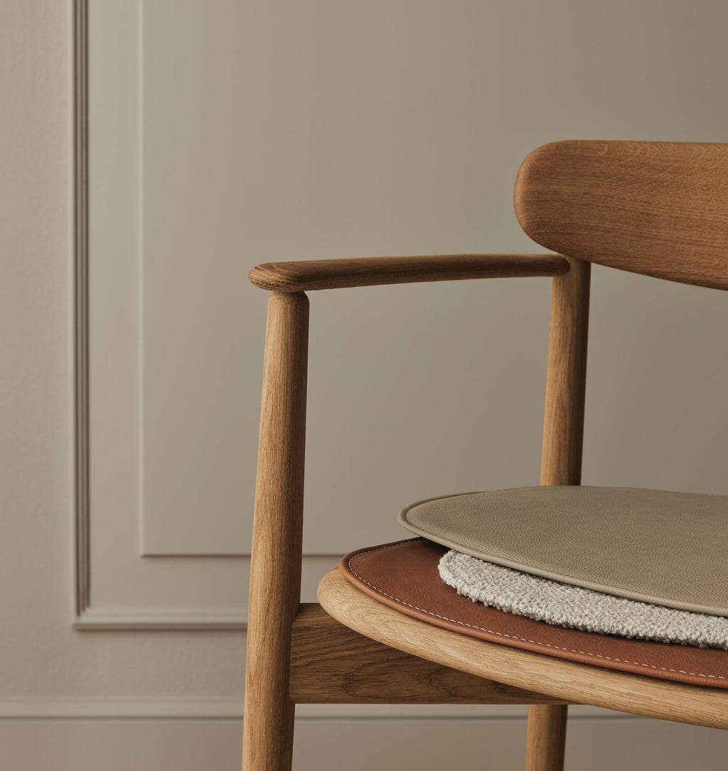 Merge Upholstered Dining Chair / Armrest, Quattro - Leather, Cognac, Oiled oak