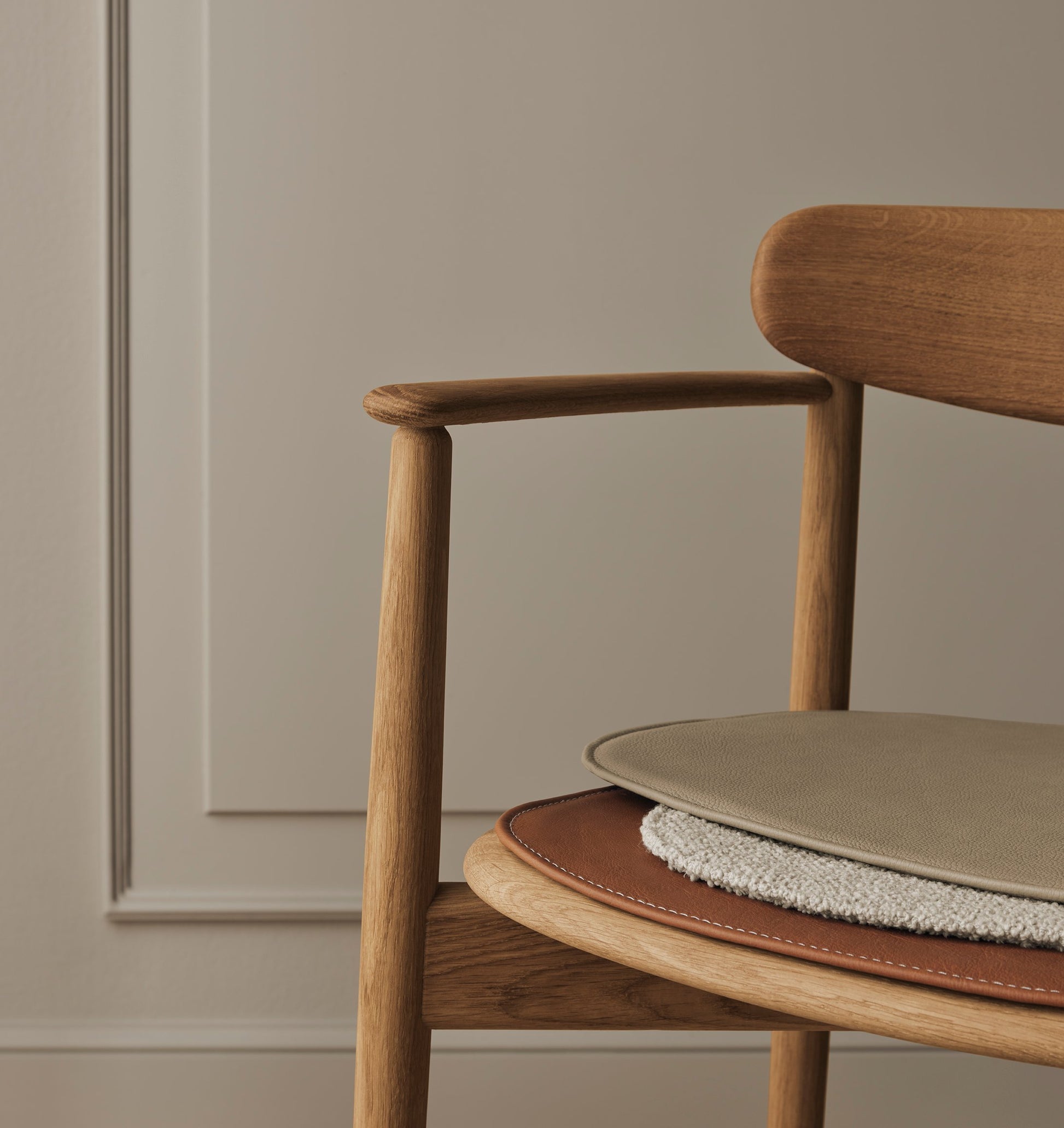 Merge Upholstered Dining Chair / Armrest, Quattro - Leather, Cognac, Oiled oak