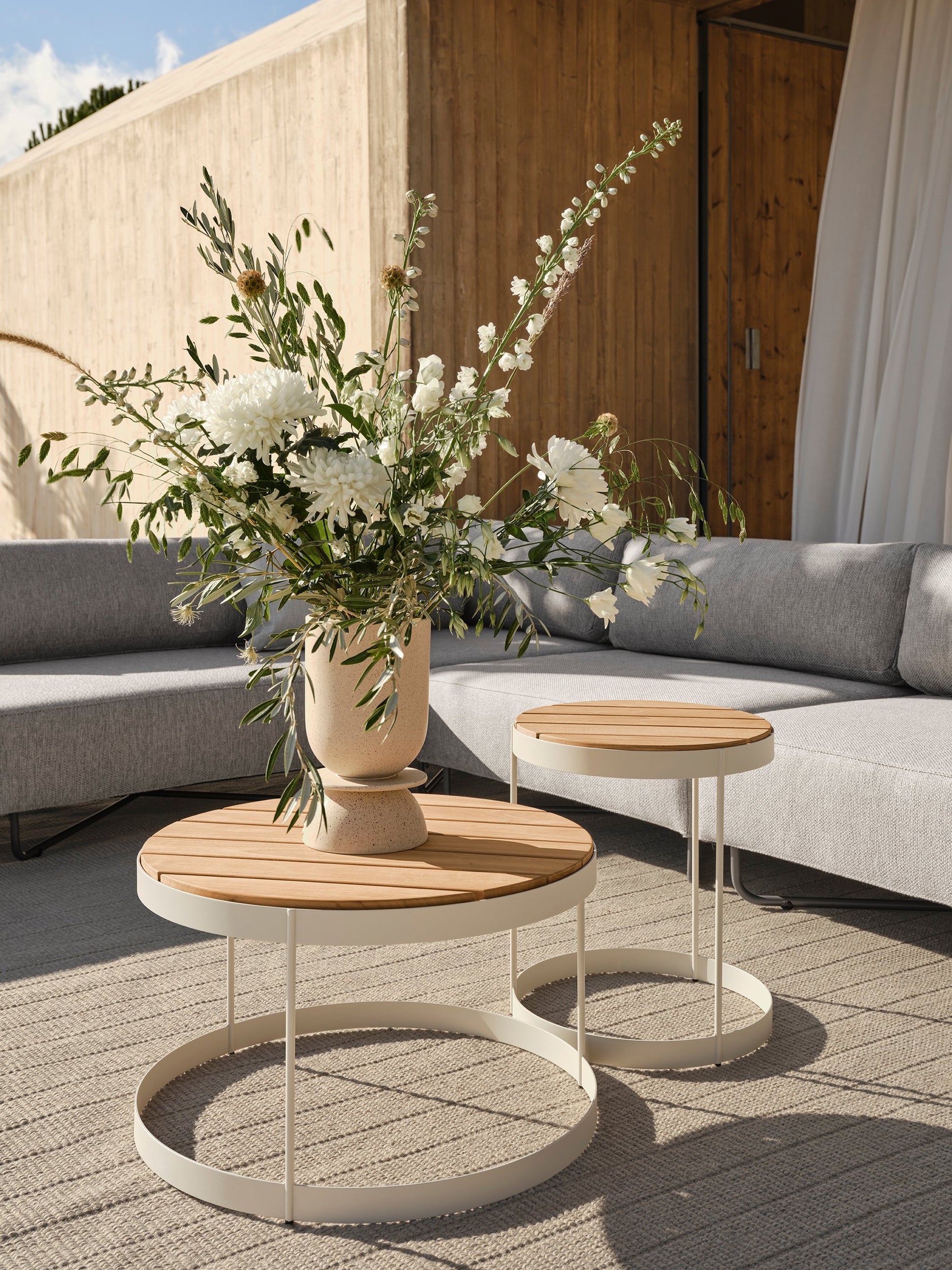 Drum Garden Coffee Table Ø40 x H45 cm / Untreated teak, Solid - Dark grey lacquered steel
